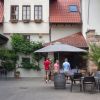Kleine Gruppe bei Weinprobe